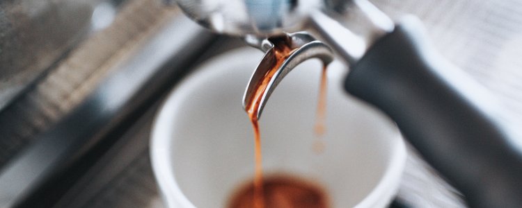 uitloop filterdrager bij espresso zetten met halfautomatische espressomachine
